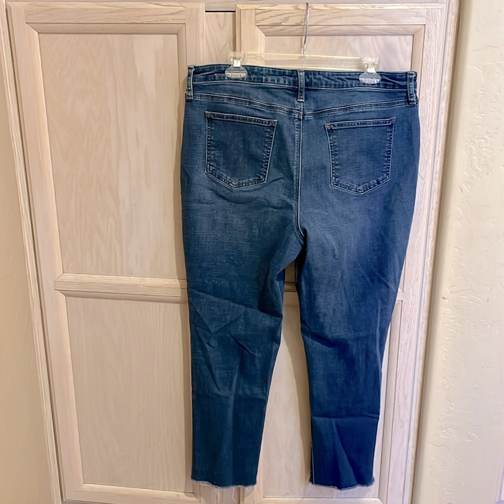 🌺 Chico’s So Slimming Girlfriend Slim Leg Ankle Destructed Jeans - Picture 6 of 6